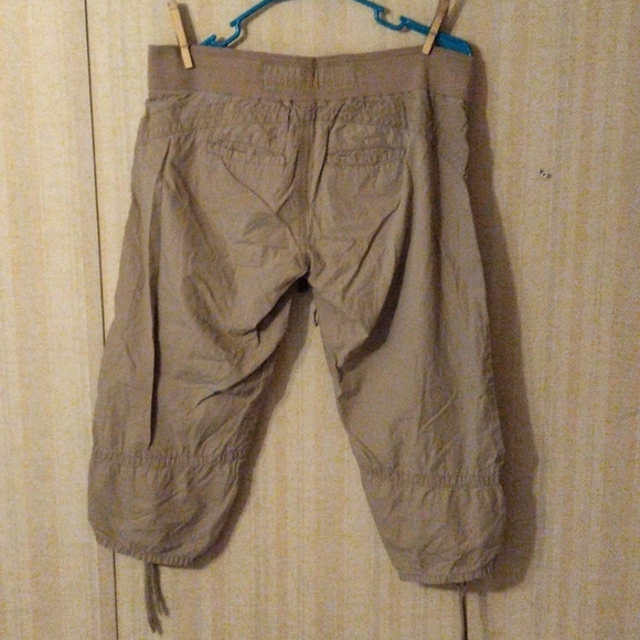 Ladies Khaki Capris - Picture 2 of 10